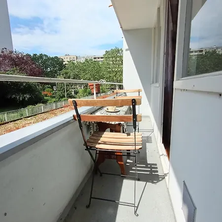 Double Lumineuse Centre Deux Pas Du Metro Homestay